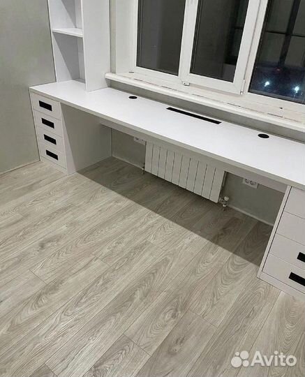 Рабочая зона у окна на зaкaз