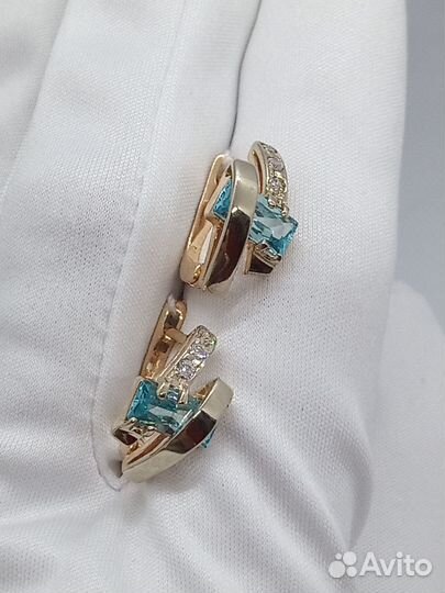 Золотые серьги с камнем