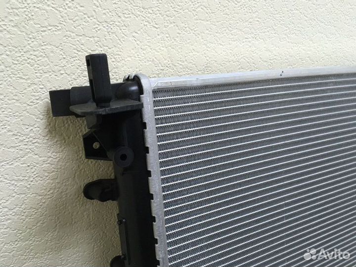 Радиатор охлаждения двигателя Opel Vivaro A (01) 2