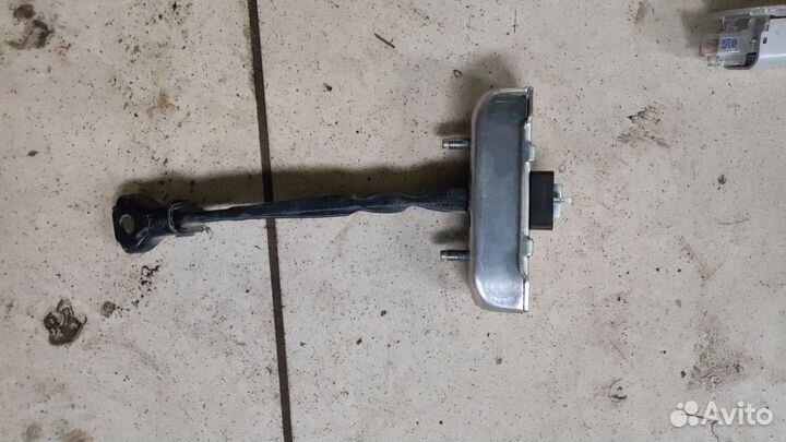 Ограничитель двери багажника toyota rav 4 3