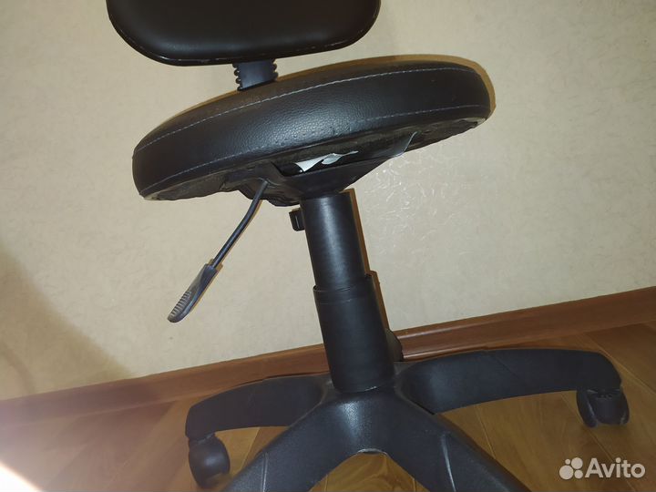 Стул мастера маникюра со спинкой