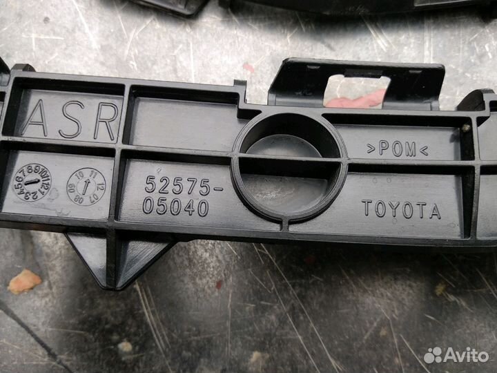 Направляющая заднего бампера Тойота Авенсис 270