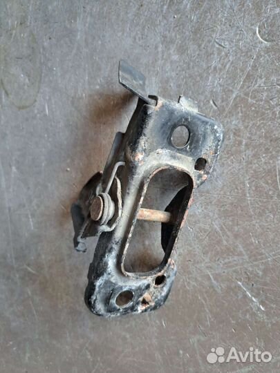 Крюк капота на Dodge Grand Caravan