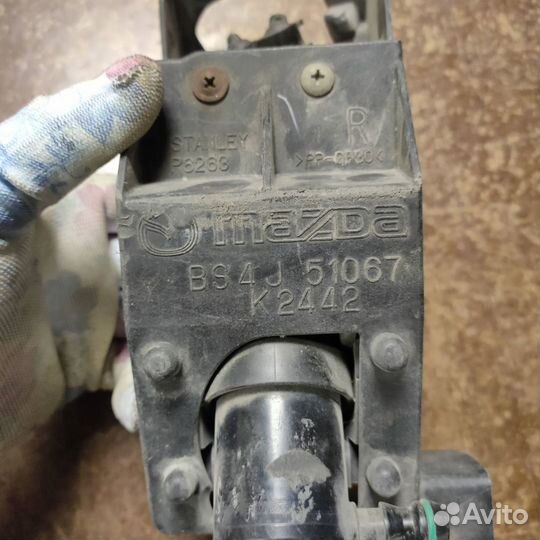 Форсунка кр-н фароомывателя прав Mazda 3 BK Оригин