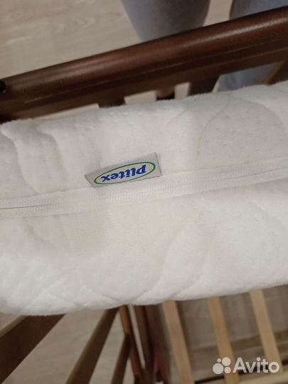 Детская кроватка с маятником