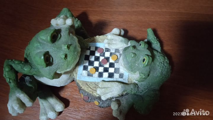 Сувенир с лягушками