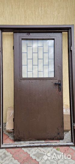 Дверь входная металлическая со стеклом