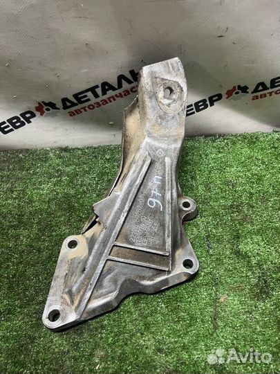 Кронштейн опоры двигателя правый Bmw 525Xi E60