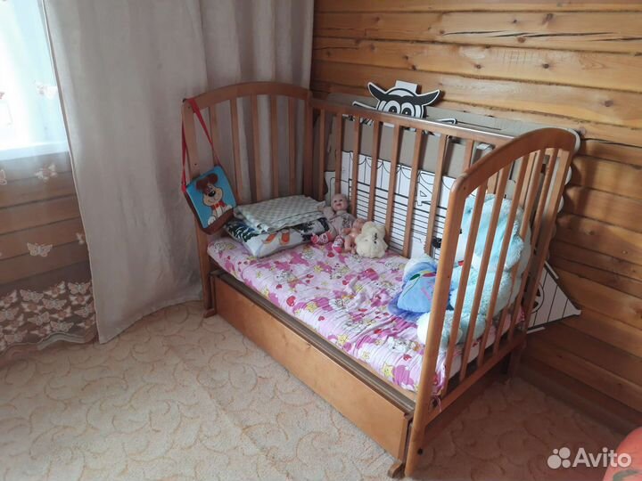 Детская кроватка с маятником и ящиком