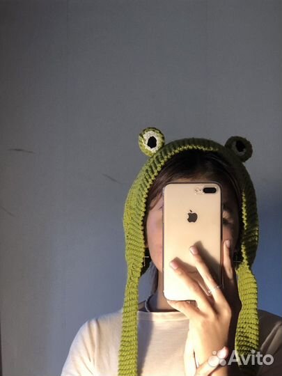Вязаная шапка-лягушка