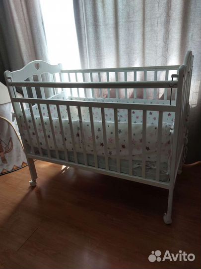 Детская кроватка с маятником