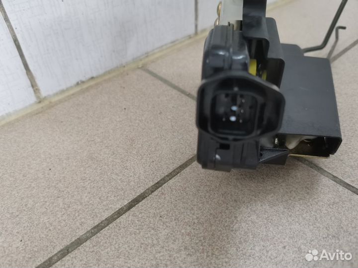 Замок передний левый Tucson 1 04-09 813102E010