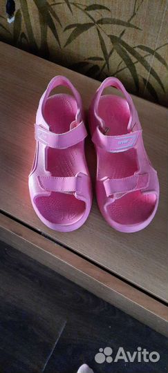 Босоножки Crocs для девочки б/у