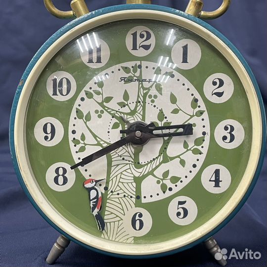 Настольные часы будильник «Янтарь» СССР (сзр)
