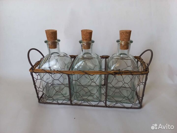 Банки с пробками в корзине