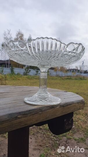 Старинная ваза на ножке стекло