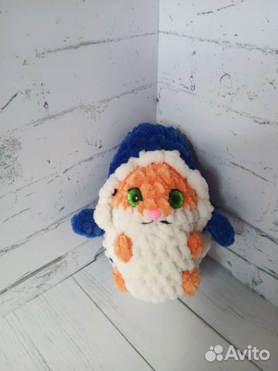 Игрушка Котик в костюме Акулы вязаный брелок