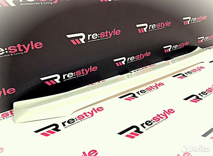 Спойлер Под стекло Lexus LX570 08-15г Белый