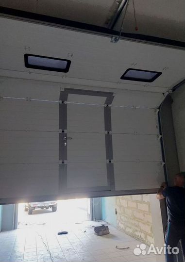 Гаражные секционные ворота с монтажом
