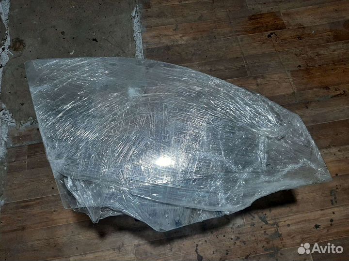 Стекла, переднее правое и заднее правое. В отлично