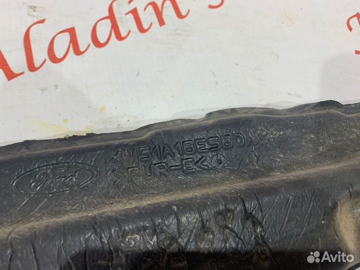 Уплотнитель крыла передний правый Ford Focus 2