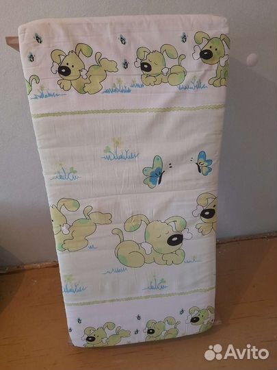 Детская кроватка с маятником