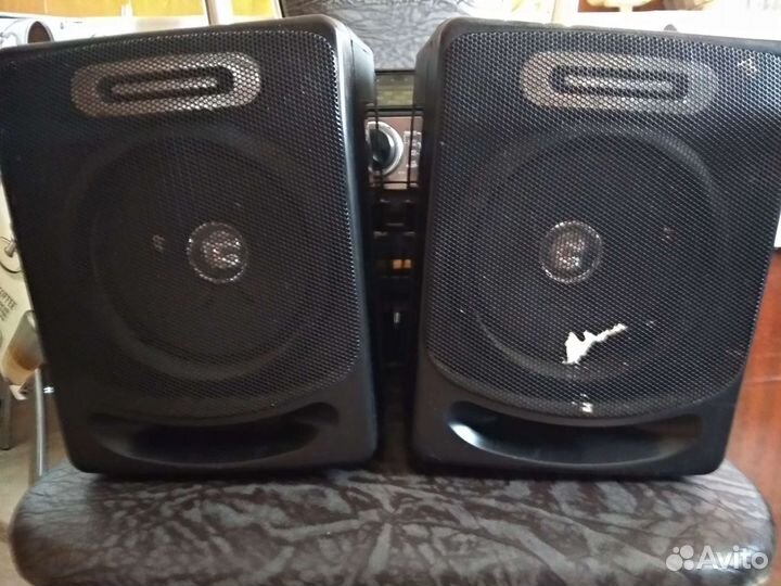 Кассетный магнитофон и зарядные устройства