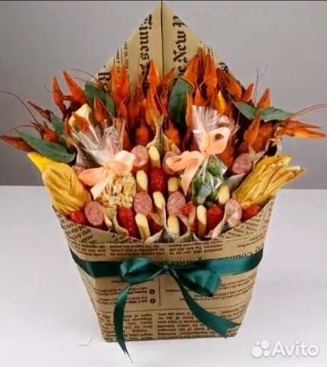 Букет их орехов, конфет, фруктов, колбас и т.д