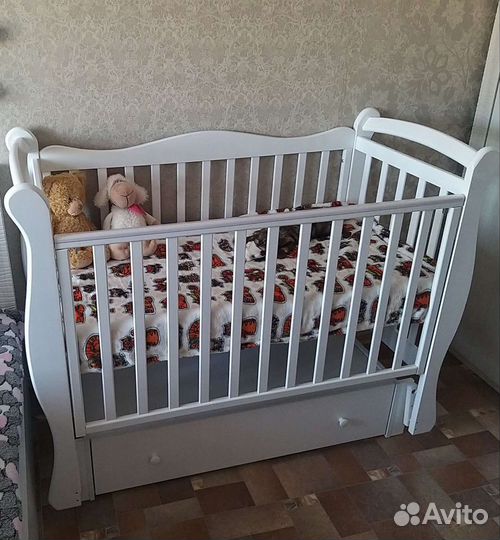 Кроватка с ящиками и матрасом