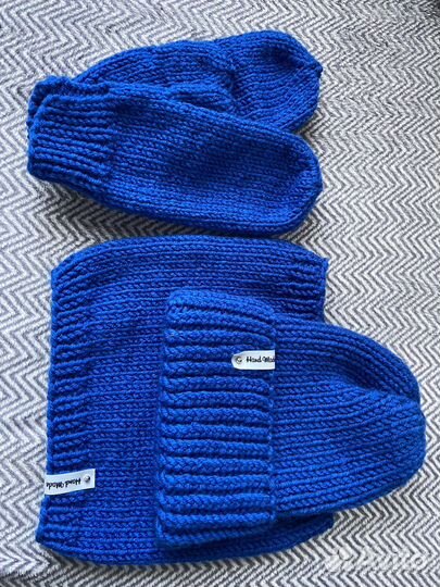 Вязаная шапка варежки шарф-хомут