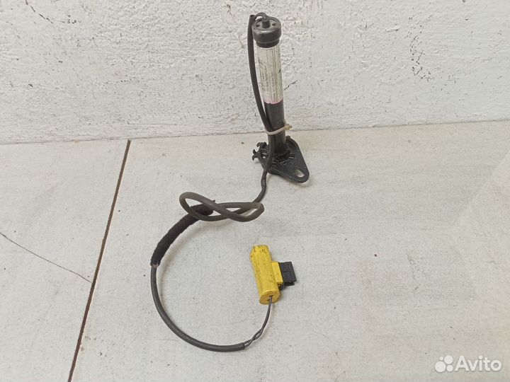 Пиропатрон капота