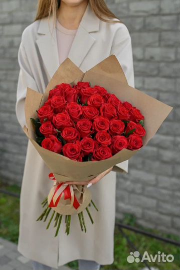 31 красная роза в крафте с доставкой