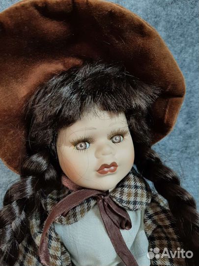 Кукла фарфоровая