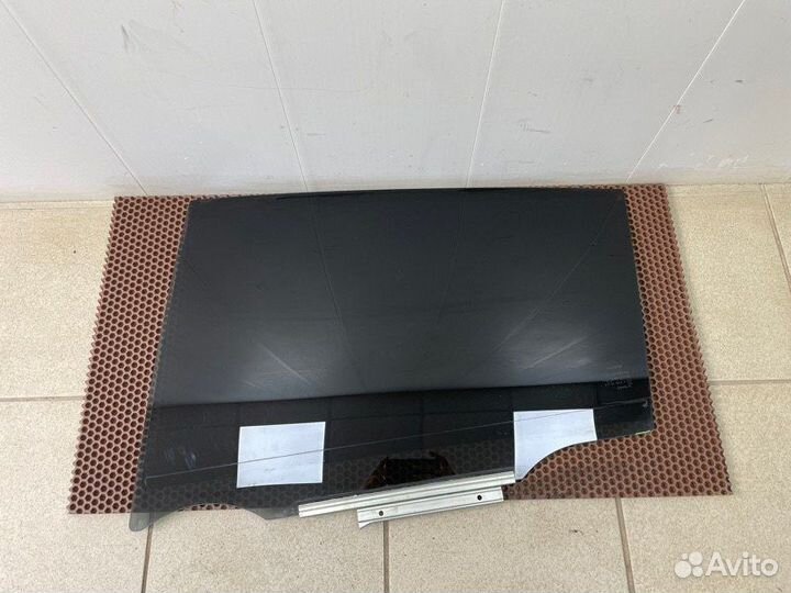 Стекло двери заднее левое Toyota Rav 4