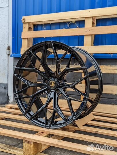 Кованые диски GT Forged R22 на Lamborghini Urus