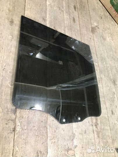 Стекло задней двери Mitsubishi pajero 4