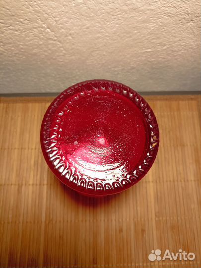 Ваза из красного стекла