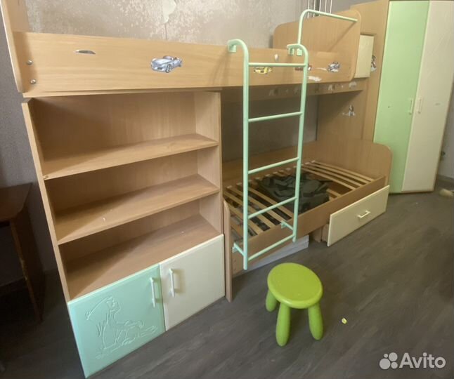 Двухярусная кровать и два шкафа