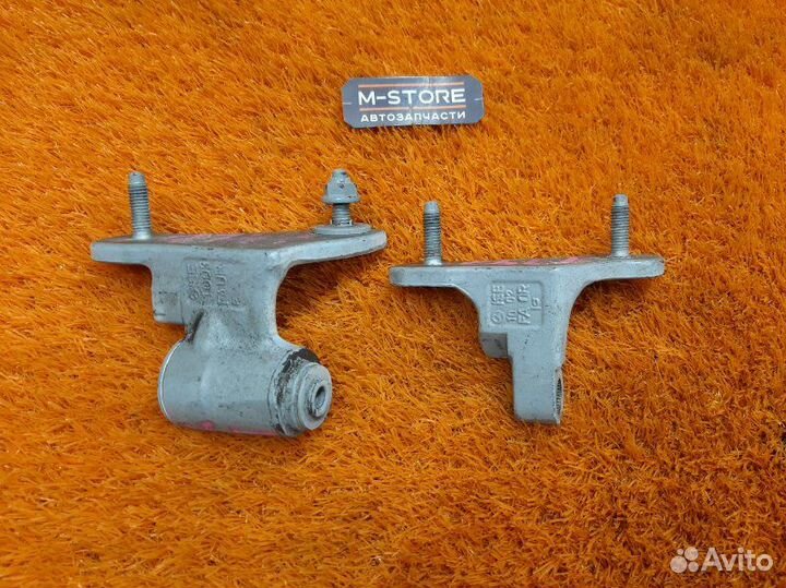 Петля двери передняя правая Mercedes-Benz E-Class