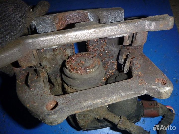 Суппорт задний левый audi A4 B8 allroad 2010-2015