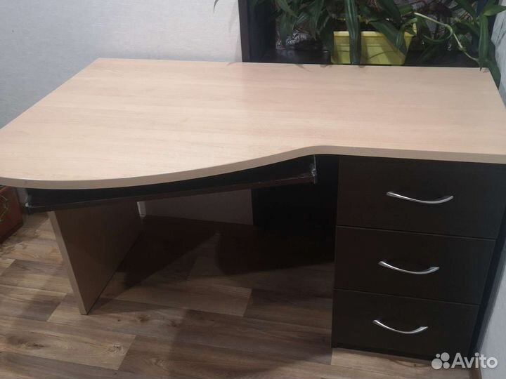 Письменный стол