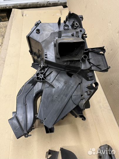 Курпус печки с заслонками левый Октавия 3, Ауди А3