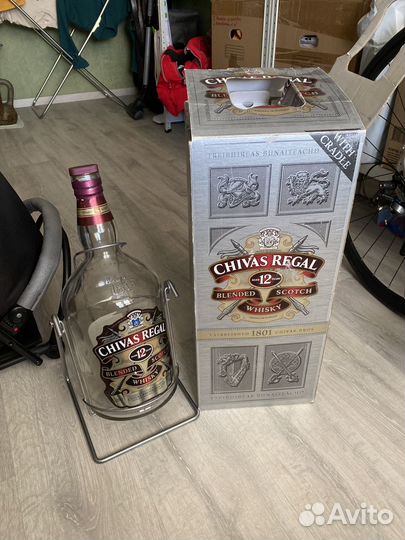 Бутылка и коробка от виски Chivas Regal 12 лет