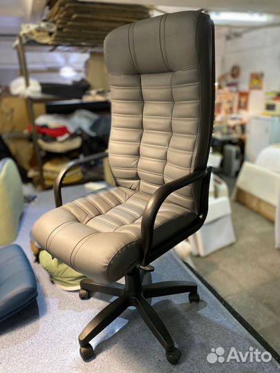 Офисное кресло