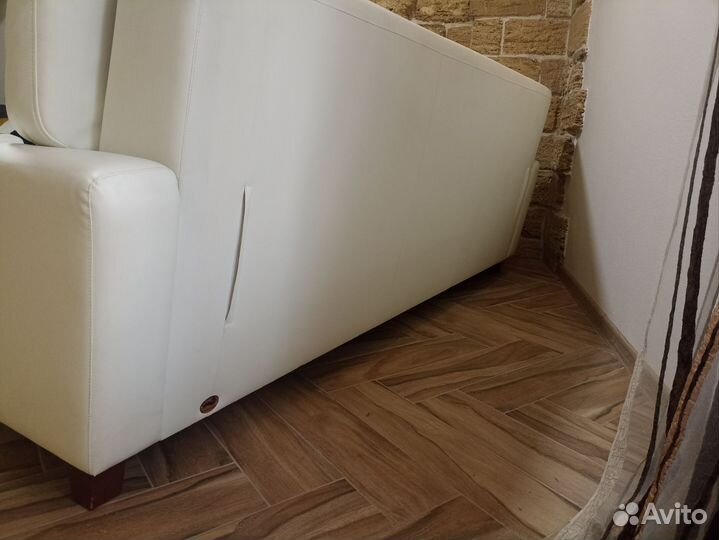 Кожаный диван и 2 кресла