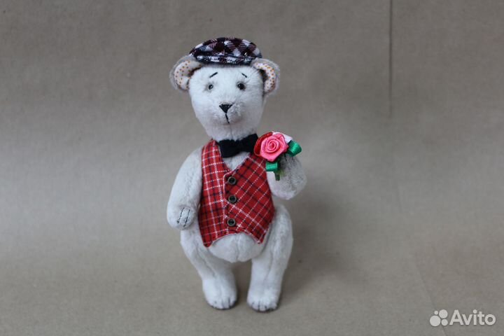 Игрушка ручной работы. Мишка Тедди с букетом