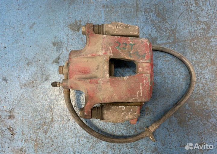 Суппорт передний правый Toyota Celica T23