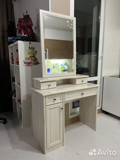 Косметический стол