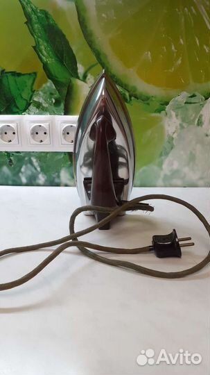 Раритетный утюг 1961 года