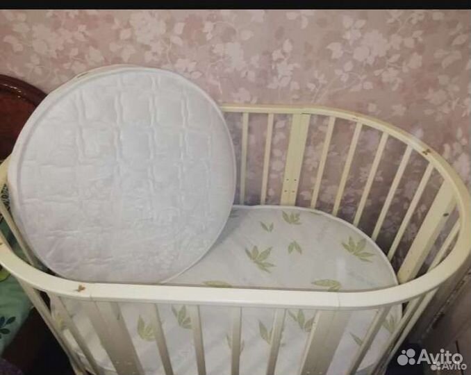 Детская кроватка с маятником круглая